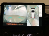 【パノラミックビューモニター】映像で、見づらい車両周辺の確認をアシスト。クルマを真上から見ているような映像を表示。 運転席から確認しにくい車両周囲の状況を把握。