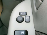 電動格納式ミラーなので、対向車などとのすれ違い時にも便利です。