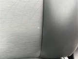 助手席シートには小さな汚れがあります。