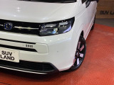 【LEDヘッドライト】悪天候や夜間走行時も良好な視界を確保し安心して運転できる高輝度LEDヘッドライトを装備!点灯速度が早く、消費電力も抑えられています。