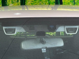 【アイサイト】前方の車両等を検知し、衝突しそうな時は警報で注意を促し、ブレーキを踏む力をサポート。ブレーキを踏めなかった場合は衝突被害軽減ブレーキが作動、衝突回避をサポートします。