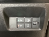 ハンドルの右側にはヘットライトリベライザーとHondaセンシング用のメインスイッチがついています。ヘッドライトリベライザーは道路状況や積荷の加重に応じてライトの高さを調節できます。