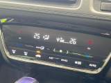 【左右独立型フルオートエアコン】運転席と助手席でそれぞれお好みの温度に設定可能。同乗者にも配慮した、快適な空調をお届け致します。
