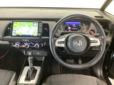 【ハンドル】運転にかかわる様々な操作を安全に行えるように視点移動が少なく操作性に配慮されたスイッチ類が凝縮されたコックピットです。