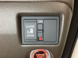 左側電動スライドドアは運転席からでも操作ができるように、ハンドル付近に開閉の操作スイッチが付いています。