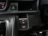 【電子パーキングブレーキ】電子制御のパーキングブレーキと、信号待ちや渋滞に便利なオートブレーキホールドを装備しております。ブレーキペダルから足を離しても自動的に停車状態を保持してくれる便利な機能です