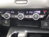 オートエアコンは左右席で独立温度コントロールが可能です。運転席はキンキンに冷やして助手席はマイルドにと言った設定が可能です☆暑さ寒さでケンカすることもなくなりますね♪