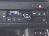 季節を問わず快適な室内空間を保てるオートエアコンを装備。運転席にはシートヒーターが付いているので、冬場の乗り始めも暖かく快適。冷えやすい日でも心地よく過ごせます。