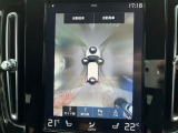 【360&deg;ビューカメラ】4台の高解像度カメラで360度の鳥瞰図を表示。隣の車や壁、死角にある障害物などを画面で確認できるため、狭いスペースでの駐車・出入りも安心です。