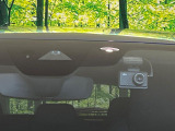 【i-ACTIVESENSE】走行中に前方の車両等を認識し、衝突しそうな時は警報とブレーキで衝突回避と被害軽減をアシスト。より安全にドライブをお楽しみいただけます。