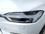 【LEDヘッドライト】明るく眩しいハイビームを先行車や対向車に照射しないオートハイビームを備えたLEDヘッドライト。北欧神話に登場するトールハンマーをモチーフにした、一目でボルボとわかるデザイン。