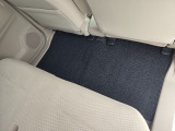 後部座席の純正フロアマットです。