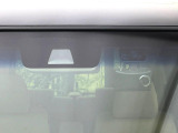 【シティブレーキアクティブシステム】低速走行中に前方の車両等を認識し、衝突しそうな時は警報とブレーキで衝突回避と被害軽減をアシスト。より安全にドライブをお楽しみいただけます。