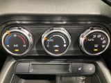空調スイッチ類は最近流行のタッチパネル式ではなく、運転中でも直感的に操作できるダイヤル式を採用しております。
