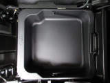 助手席下には、収納BOXが装備されておりシューズなどをしまって置くことが出来ます。また取り外せますので汚れ物を洗い場まで持って行けて便利ですね!