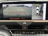 【パノラミックビューモニター】クルマを真上から見下ろした視点で駐車をサポートします。クルマの斜め後ろや真横など、いち早く障害物に気が付くことができます。