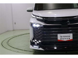 上下2段に分かれて存在感のあるヘッドライトは環境に優しく経済的なLED。周囲の明るさを感知して点灯・消灯するオートライト搭載。オートハイビームも装備しているので、面倒なヘッドライトの切替えは不要です。