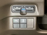 ハンドルの左下にETCとHondaセンシング用の、VSA(ABS+TCS+横滑り抑制)解除スイッチなどがついています。高速道路の料金所の通過も楽々です。 カードの取り出しもしやすい場所についています。