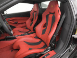 リフター付きのカーボンファイバー製レーシングシートはベストポジションでドライビングをお楽しみいただけます。