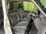運転席まわりには十分なスペースがあり、大柄な方でもゆったり運転していただける環境です。
