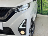 【LEDヘッドライト】悪天候や夜間走行時も良好な視界を確保し安心して運転できる高輝度LEDヘッドライトを装備!点灯速度が早く、消費電力も抑えられています。