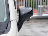 狭い駐車場でも安心。スイッチ操作だけでドアミラーの格納展開が可能。電動格納式リモコンドアミラー!