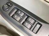 【電動格納ミラー】サイドミラーは電動格納式となっており、狭い駐車場でもキズがつくリスクを抑えられます。