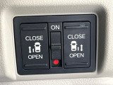 【両側パワースライドドア】スマートキーや運転席のスイッチで後席両側スライドドアの開閉が可能♪電動だから力を入れてドアを開ける必要が無く、小さなお子様でも簡単に開け閉めでき快適です♪