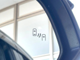 【ブラインドスポットモニター】走行中、ドアミラーの死角になりやすい箇所に後続車が接近するとサイドミラーのレンズに警告を表示!ドライバーに注意喚起をしてくれます。