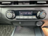 車内の温度管理がワンタッチで簡単に出来るのがオートエアコンです。これでいつでも快適ドライブが出来ますね!