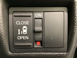 左側電動スライドドアは運転席からでも操作ができるように、ハンドル付近に開閉の操作スイッチが付いています。