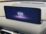 【10.25インチマツダコネクト】車内の雰囲気にマッチした大型ディスプレイ。スマホ接続でのナビ使用やBluetooth再生等、様々な機能が楽しめます。直感的なダイヤル操作が可能で、使い勝手も良好です。