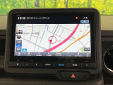 【大画面ナビ】人気の大型8インチナビを装備。存在感のある大画面はインパクト大!ナビ利用時のマップ表示は見やすく、テレビやDVDは臨場感がアップ!いつものドライブがグッと楽しくなります♪