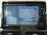 ギアを『R』に入れた後、カメラボタンを押すと、運転席から見えない左側面をナビ画面にうつしてくれるので、幅寄せや縦列駐車がし易くなります。
