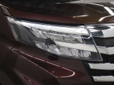 LEDヘッドライトには、ハイビームで走行中に先行車や対向車を検知した時、部分的に遮光し、先行車や対向車に配慮しながら高い視認性を確保できるADB(アダプティブドライビングビーム)が採用されています。