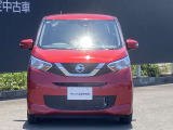 フロントガラスの上部には衝突軽減ブレーキの装置も付いており、より安全に運転を楽しんでいただくことができます。