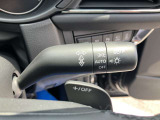 【アダプティブLEDヘッドライト】夜間走行時に先行車や対向車の状況をクルマが判断。ヘッドランプの照射範囲や明るさを自動的に変化させます。
