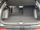 後席は分割可倒式で、用途に合わせてアレンジ可能。荷物の量や乗車人数に応じて柔軟に使える便利なシートです。