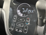 【オートエアコン】一度お好みの温度に設定すれば、車内の温度を検知し風量や温度を自動で調整。暑い&hellip;寒い&hellip;と何度もスイッチ操作をする必要はありません。快適な車内空間には必須の機能ですね♪