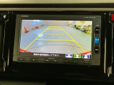 リバースギアに入れるだけで後方の表示へ切り替わります。夜間や雨の日の駐車も楽になりますよ。