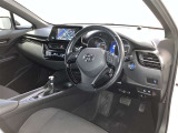 運転席周りのレイアウトをご覧ください。ナビゲーションが綺麗に装着されすっきり収まってますね!