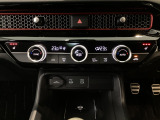 オートエアコンは左右席で独立温度コントロールが可能です。運転席はキンキンに冷やして助手席はマイルドにと言った設定が可能です☆暑さ寒さでケンカすることもなくなりますね♪