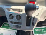 エアコンはマニュアルタイプです。
