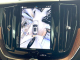 【360&deg;ビューカメラ】4台の高解像度カメラで360度の鳥瞰図を表示。隣の車や壁、死角にある障害物などを画面で確認できるため、狭いスペースでの駐車・出入りも安心です。