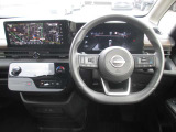 広々とした運転席周りです。
