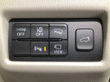 運転席脇のクラスタースイッチ部分にはカメラ切り替えスイッチ、パーキングセンサー、その他走行系スイッチを集中配置しております。