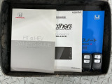スマートキーは鍵をバッグに入れたままでもドアロックの開閉やエンジンのON・OFFができます。夜間や雨の日も鍵を探さなくて良いので便利です。
