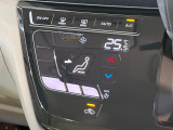 【オートエアコン】一度お好みの温度に設定すれば、車内の温度を検知し風量や温度を自動で調整。暑い&hellip;寒い&hellip;と何度もスイッチ操作をする必要はありません。快適な車内空間には必須の機能ですね♪