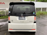 プライバシーガラスが装備されています。外を見るときには気にならずに、後方車両からは車内が見えにくい設計になっております。雨天・雪天時に、水滴や汚れを取り除いてくれるのに便利なリアワイパーが付いています