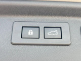 【パワーバックドア】スマートキーや運転席のボタンを押すだけでリアゲートが自動で開閉します!荷物を持っている時や、高い位置にあるバックドアを閉める際に便利な機能です♪